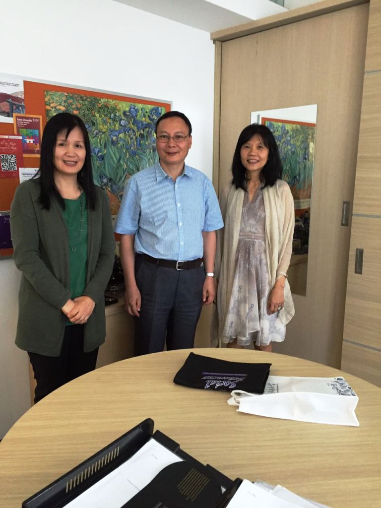 李长栓教授与新跃大学人文公司经理吴燕怡(右)和翻译项目主任许芸(左)合影1