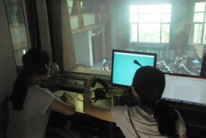 参赛选手和指导老师观摩SUNBET申博体育模拟国际会议